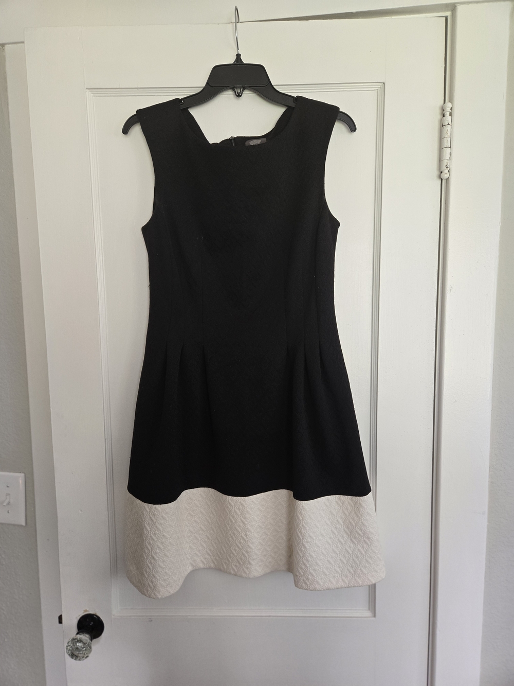 Vince Camuto Black and Cream Sleeveless Fit-and-Flare Midi Dress